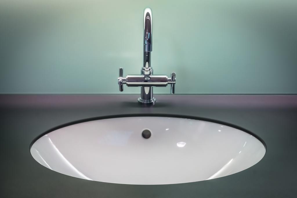 Come pulire il bagno in poche mosse: i consigli per averlo splendente e  profumato